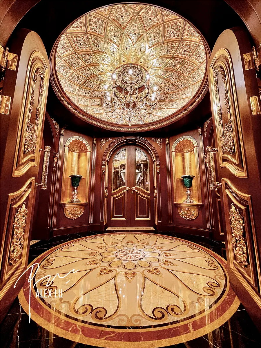 Round hall with classical ceiling and decorative wall panels