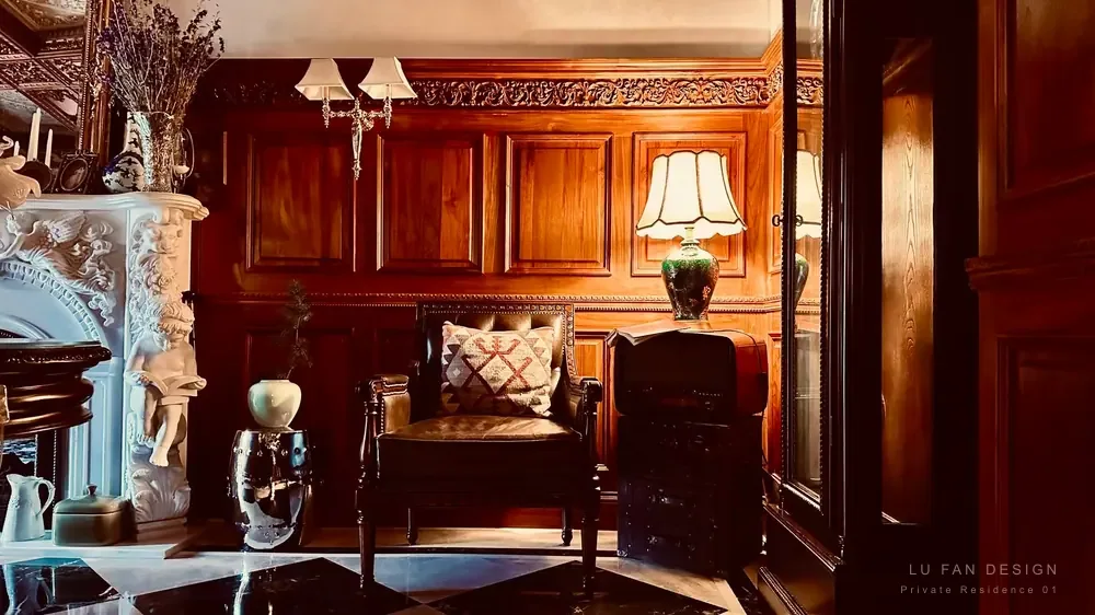 Classical furniture and lived-in material atmosphere