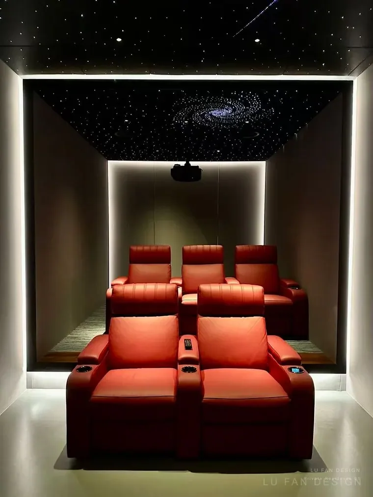 Home theater with restrained light and acoustic atmosphere