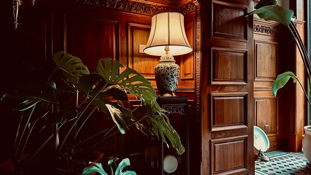 Teak woodwork, warm light and layered living atmosphere